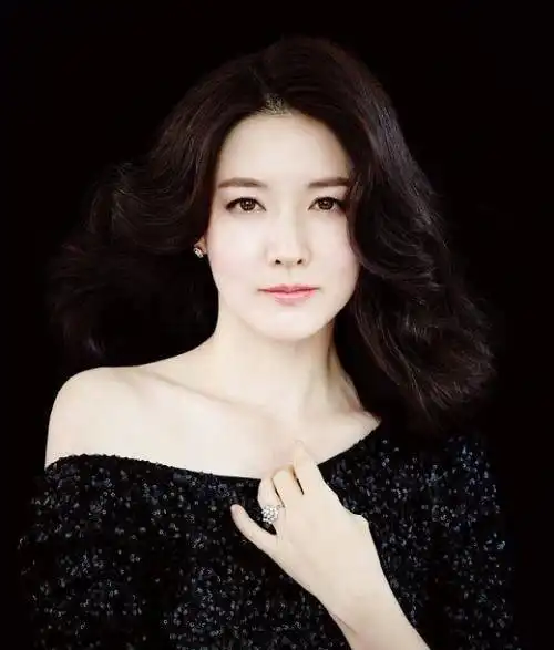 她凭借大长今走红,插足别人的爱情,为不被发现竟用腹语骂人
