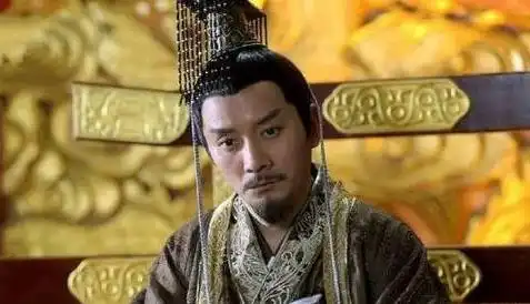 司马懿见一石头上刻四字,大呼司马家危矣,为何转身杀掉猛将