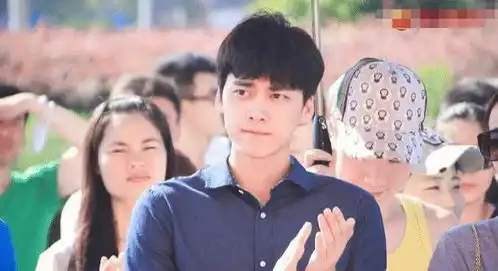 6年前古剑奇谭开机照,热巴胖得像个群演,满脸羡慕看着杨幂
