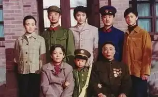 43岁黄海波从天堂掉进粪坑,为了省钱坐地铁上班