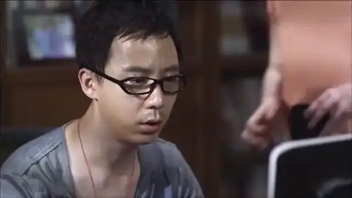 大男当婚小美没回老家,徐峥在大火场找到她,被她抓住当模特