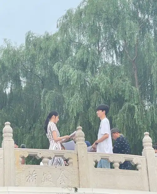 胡同路透照曝光,关晓彤林一状态在线,大长腿组合太吸睛了