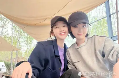 唐艺昕黑色高尔夫帽,与张佳宁并肩出游