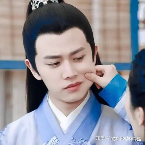 为什么我觉得任嘉伦在锦衣之下和大唐荣耀里面的颜值很不一样,锦衣之下很帅,大唐荣耀就不怎么帅
