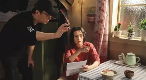 于和伟把徐峥的光头当灯爆将近五十岁的人了还这样皮