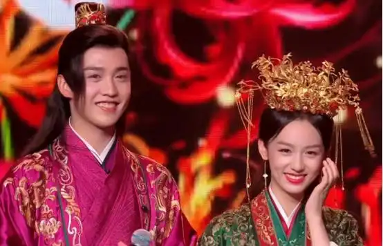 95后神颜周也,上电视为何五官总乱飞看到原因后值得原谅