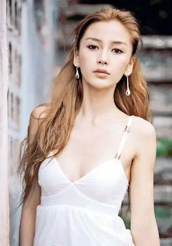 嫩模斗胸pk斗闻看香港嫩模如何借机上位
