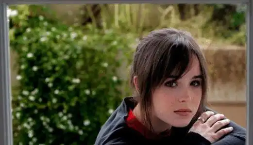 盗梦空间女主变性成功,看到泳装照片,惊艳众人
