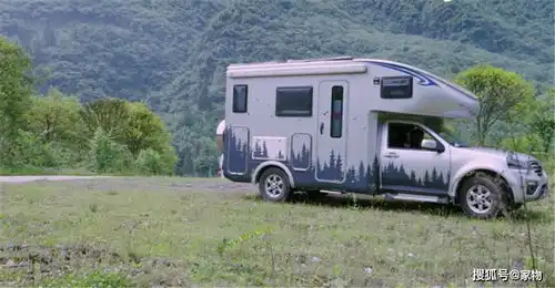 85后夫妻裸辞卖房,带孩子蜗居8㎡房车游中国,2年赚70万网友厉害
