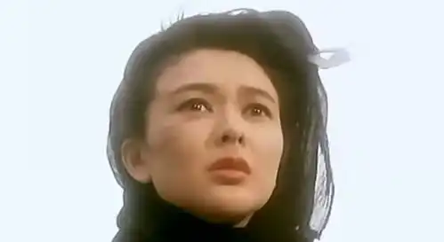 她曾是笑傲江湖的配角,短发凸显气质,颜值不输林青霞关之琳