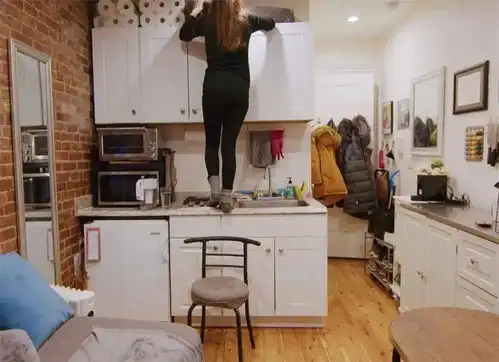 一27岁小姑娘蜗居15㎡逼仄小窝,极致收纳,被子放在橱柜上,绝了