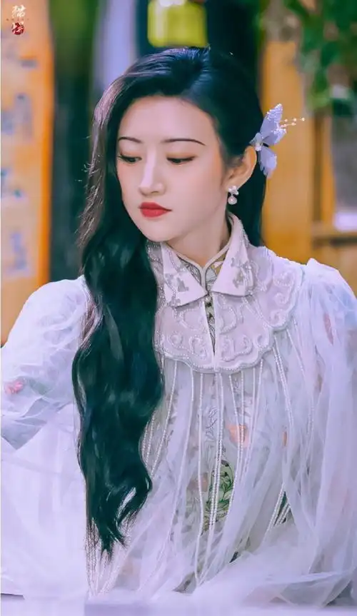 景甜美图最新司藤剧照壁纸,旗袍与你都美得不可方物
