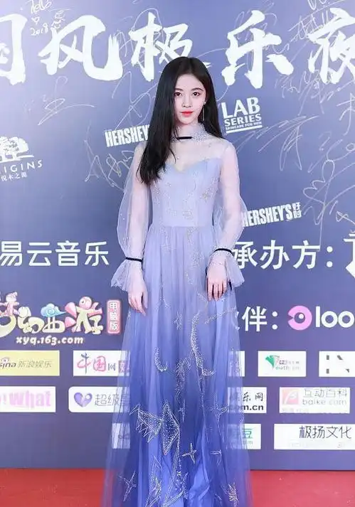 美女就是养眼,金莎鞠婧祎站一起,一个圆润一个瘦,穿裙子都好美