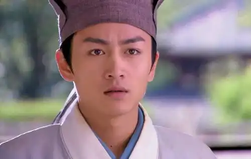 笑傲江湖里,令狐冲与岳灵珊青梅竹马,林平之因何能夺其所爱
