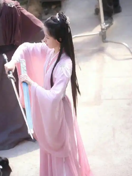 组图陈都灵莲花楼路透生图粉色古装仙气十足
