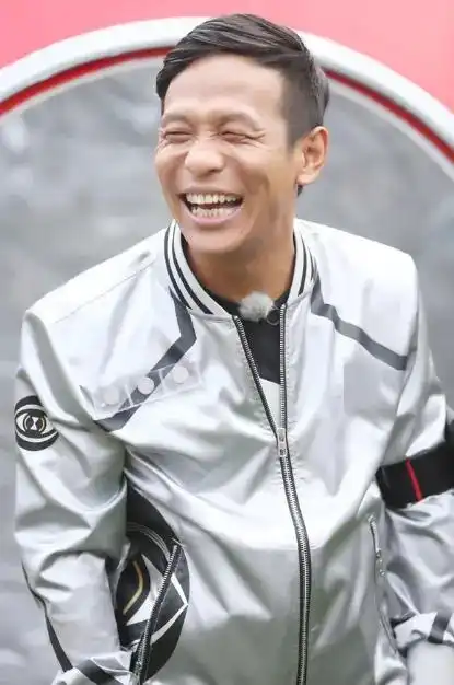 成功人士专业户靳东早年太监造型曝光,刚出道时的还没宋小宝帅
