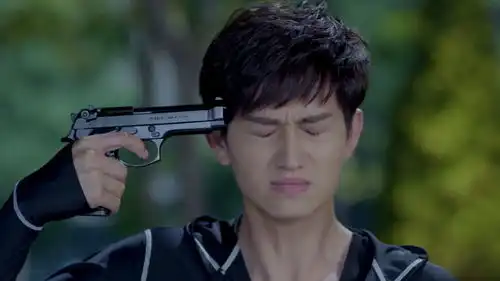 举枪自杀就可以拯救心爱之人,小伙竟真的愿意扣动扳机,场面感人
