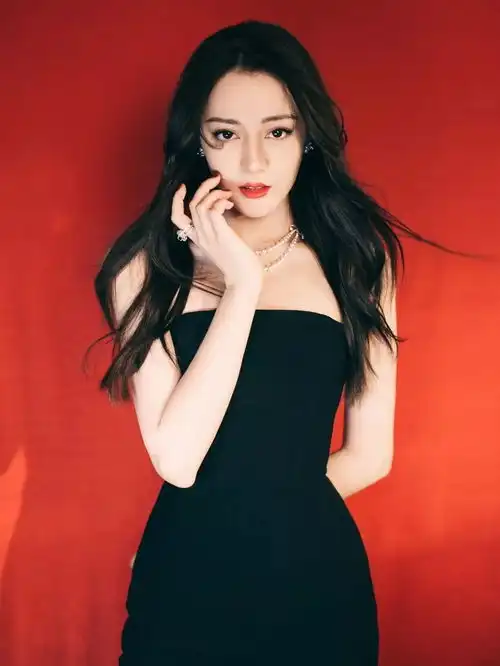 女人涂起红唇,说明她要搞事情了
