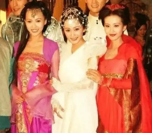 杨幂唐嫣罕见同框,刘诗诗作中间纽带,曾经闺蜜难回从前
