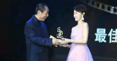 张艺谋导为拍山楂树之恋在北影找来了5000多名女学生试戏
