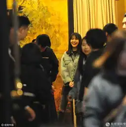 被力挺郑爽后台与赵宝刚热聊露爽朗笑容少女感十足
