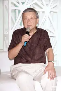 幻灯图卓文萱白衣亮相娇媚可人仪态大方优雅
