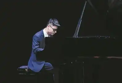 盲人钢琴师谢卓凡以琴键为眼,奏响生命强音
