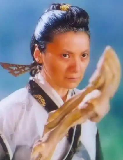 刘晓庆聚餐成功装嫩,比妹妹都年轻但同场素颜的她却老的不敢认