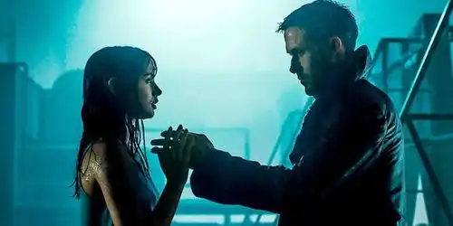 银翼杀手2049将电影美学和科幻构思出色结合的经典科幻之作
