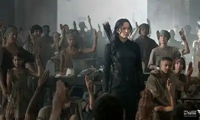 饥饿游戏3曝新剧照劳伦斯英勇霸气