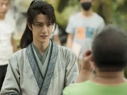 叫王一博太生疏,叫老王不礼貌,听到赵丽颖的称呼,学到了