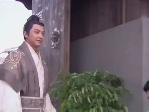 猎心者张伟和朵朵早就在龙门镖局相遇过,比诸葛大力还要早