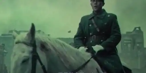 八佰白马的不断出现,象征意义大,管虎喜欢用的动物意向
