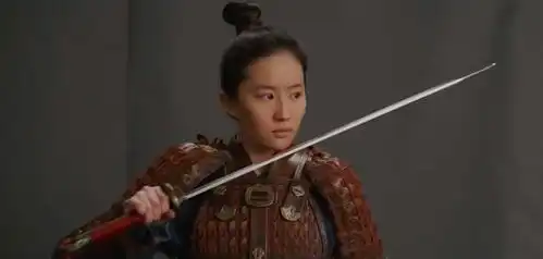 刘亦菲花木兰试装曝光,女神又飒又美舞剑花,眼神杀绝了
