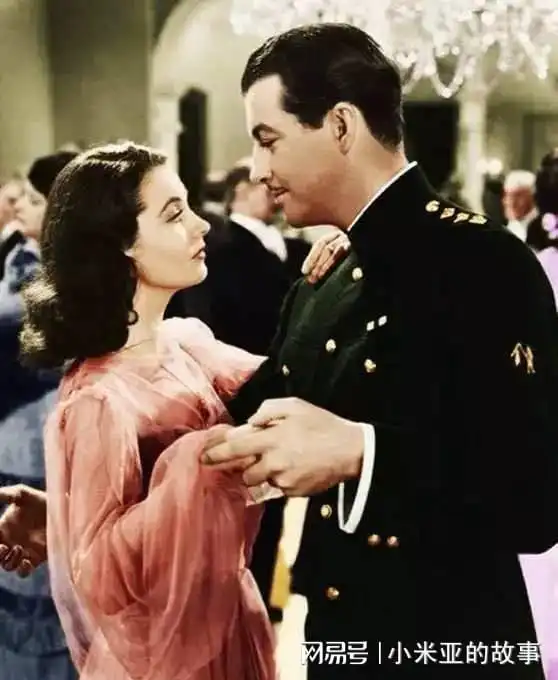 罗伯特泰勒好莱坞翩翩君子,军官造型帅气,比盖博更配费雯丽