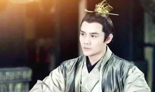 王凯首次担任央视节目主持工作,被拍到私下和女性朋友亲密聚餐