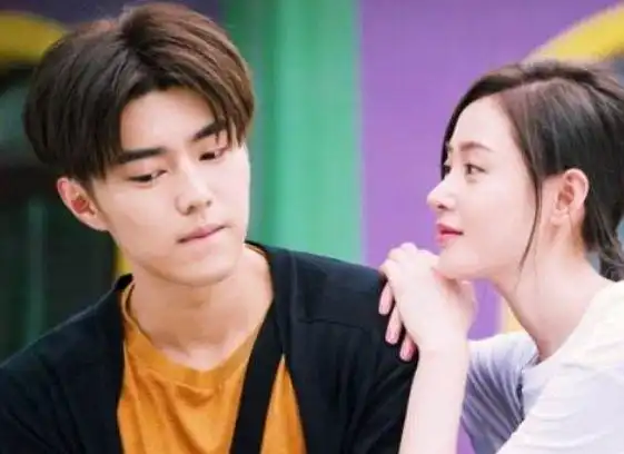 有流量就是不一样,易烊千玺频繁现身爱情进化论,张若昀惹人可怜
