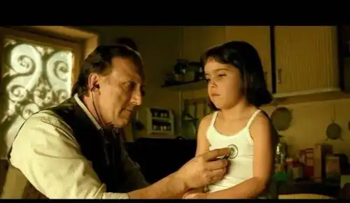 电影天使爱美丽逃脱孤僻的牢笼,拥抱美好的人生