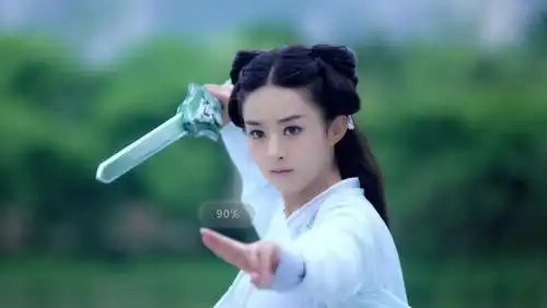 赵丽颖的替身脸上涂满粉,大热天穿古装拍戏,网友同脸不同命
