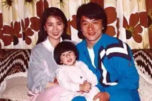 成龙曝和妻子林凤娇在家的情趣,网友这么恩爱怎么你还有私生女
