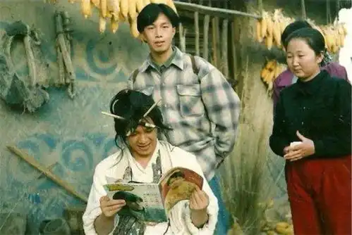 一组大话西游珍贵幕后照,周星驰33岁,朱茵才24岁
