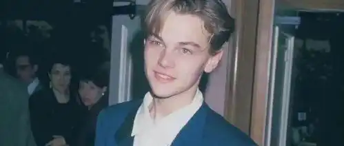 一张旧照引发网络瘫痪,年轻的小李子真的太绝了
