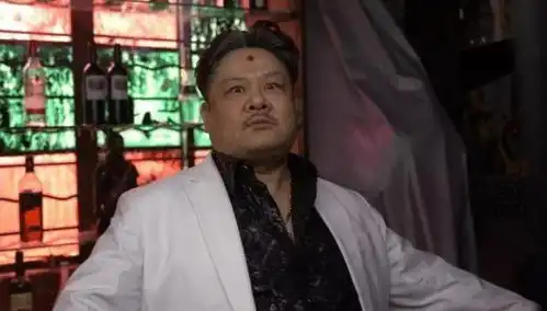 功夫里的斧头帮大佬,曾说周星驰有病,55岁突破形象扮狗
