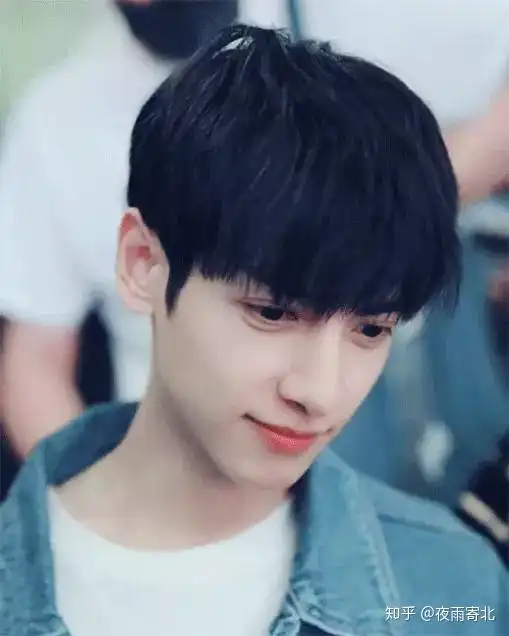 谁有现代装的罗云熙的照片
