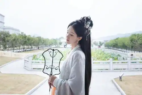 未播先火长月烬明角色卡,男主罗云熙造型带感,女二号比女主更仙更美
