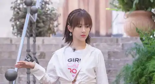 杨紫为姐姐庆生脸小面颊却浮肿似馒头,晒少女时期旧照梦回小雪