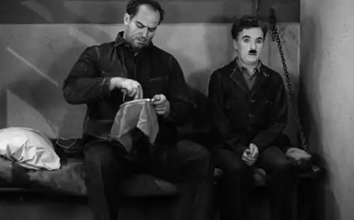 电影摩登时代,在三人崩溃的极点时,暴风雪散去了
