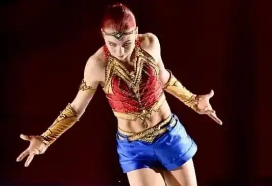 太飒了特鲁索娃化身神奇女侠,高难度蟹步滑行,眼神好有杀气