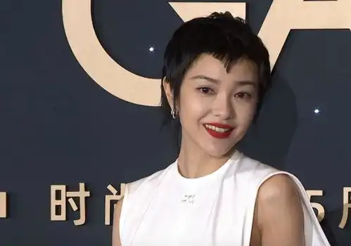 众星出席时尚先生盛典景甜金属裙身材好,龚俊全身火龙果色抢镜
