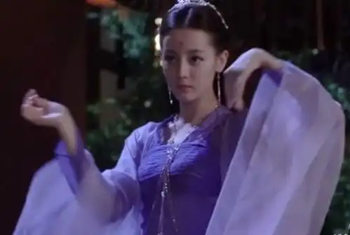 迪丽热巴枕上书删减造型曝光,一袭紫衣魅惑众生,粉丝激动到舔屏
